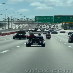 Xe golf chạy trên freeway