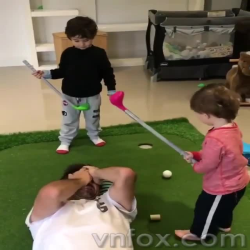 Tập cho con chơi golf nè :)